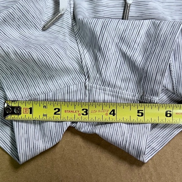 Lululemon On The Fly Shorts 2.5" 6 Striped  Athletic Workout Athleisure Gym - Picture 7 of 7